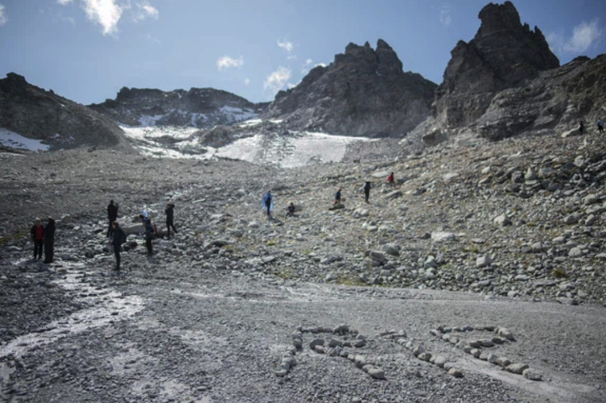 "RIP" - Rest in Peace : En 2019, le glacier du Pizol a été mesuré pour la dernière fois, tant il avait rétréci. Les militants ont organisé une sorte d'enterrement pour marquer l'oc ...