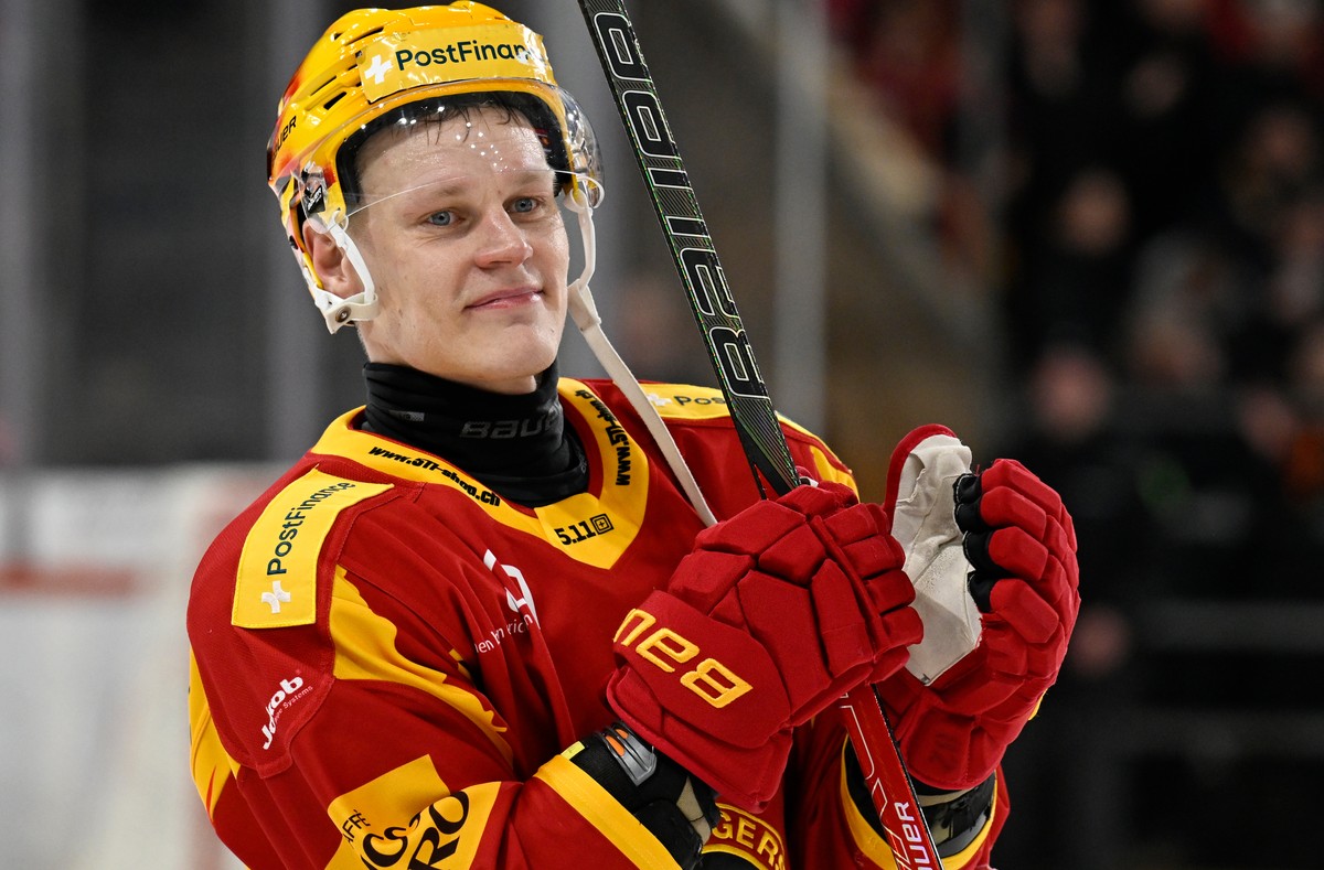 Tigers Postfinance Topscorer Harri Pesonen, wird von den Fans gefeiert nach dem Eishockey-Qualifikationsspiel der National League, zwischen den SCL Tigers und dem SC Bern, am Freitag 31. Januar 2025,  ...