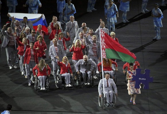 Da ist sie zu sehen, wenig später war sie weg: Die russische Flagge, von den Weissrussen ins Stadion getragen.