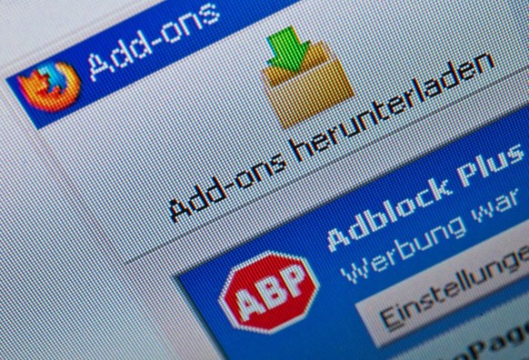 ARCHIV - Das Browser Add-on Adblock ist am 16.03.2012 in Berlin auf einem Computermonitor zu sehen. Der Werbeblocker steht im Kreuzfeuer der Kritik. Der wichtigste Vorwurf: Adblock Plus lasse Werbung  ...