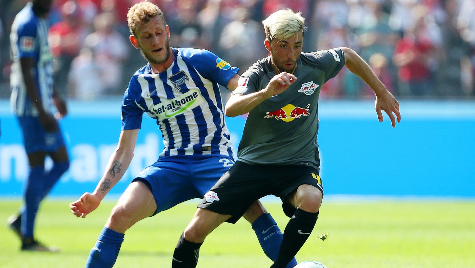 epa06730488 Berlin&#039;s Fabian Lustenberger (L) in action against Leipzig&#039;s Kevin Kampl (R) during the German Bundesliga soccer match between Hertha BSC and RB Leipzig in Berlin, Germany, 12 Ma ...