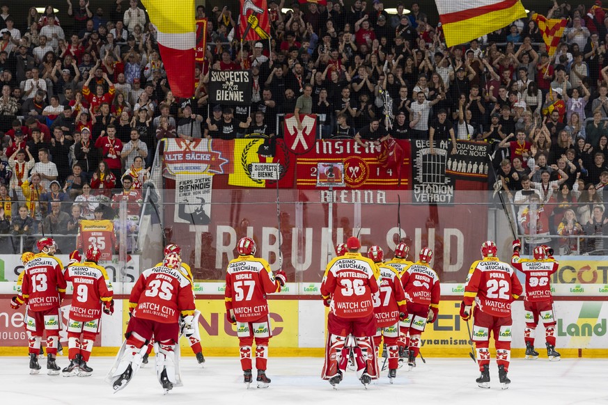 Bieler Fans feiern ihre Spieler nach dem Eishockey Meisterschaftsspiel der National League zwischen EHC Biel und HC Davos, am Samstag, 23. September 2023, in der Tissot Arena in Biel. (KEYSTONE/Peter  ...