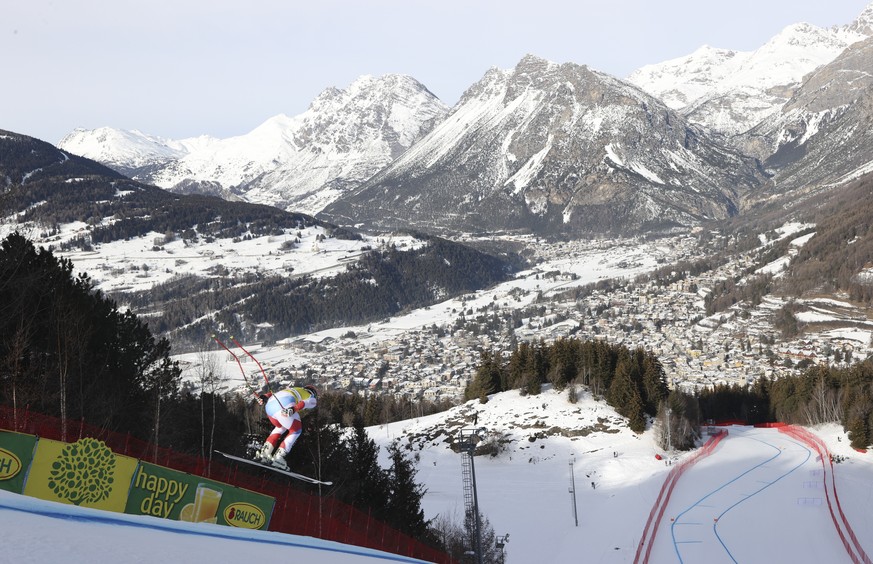 Switzerland&#039;s Beat Feuz speeds down the course during an alpine ski, men&#039;s World Cup downhill training, in Bormio, Italy, Sunday, Dec. 27, 2020. (AP Photo/Alessandro Trovati)