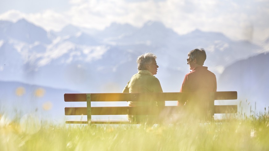 ZU DER EIDGENOESSISCHEN ABSTIMMUNG VOM 24. SEPTEMBER 2017 UEBER DIE REFORM DER ALTERSVORSORGE 2020 STELLEN WIR IHNEN FOLGENDES BILDMATERIAL ZUR VERFUEGUNG - [Symbolic Image, Staged Picture] Two women  ...