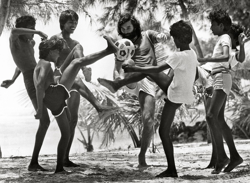 George Best plays barefoot beach football with local children in Mauritius in February 1985., Copyright: Topfoto PUBLICATIONxINxGERxSUIxAUTxONLY !ACHTUNG AUFNAHMEDATUM GESCH