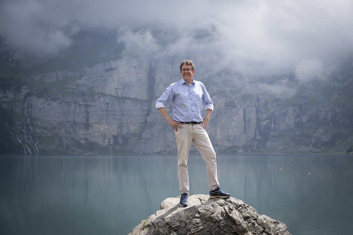Bundesrat Albert Roesti posiert fuer die Fotografen an einem Sommergespraech in seiner Heimatregion, am Mittwoch, 10. Juli 2024, im Oeschinensee, in Kandersteg. Der Vorsteher des Departements fuer Umw ...