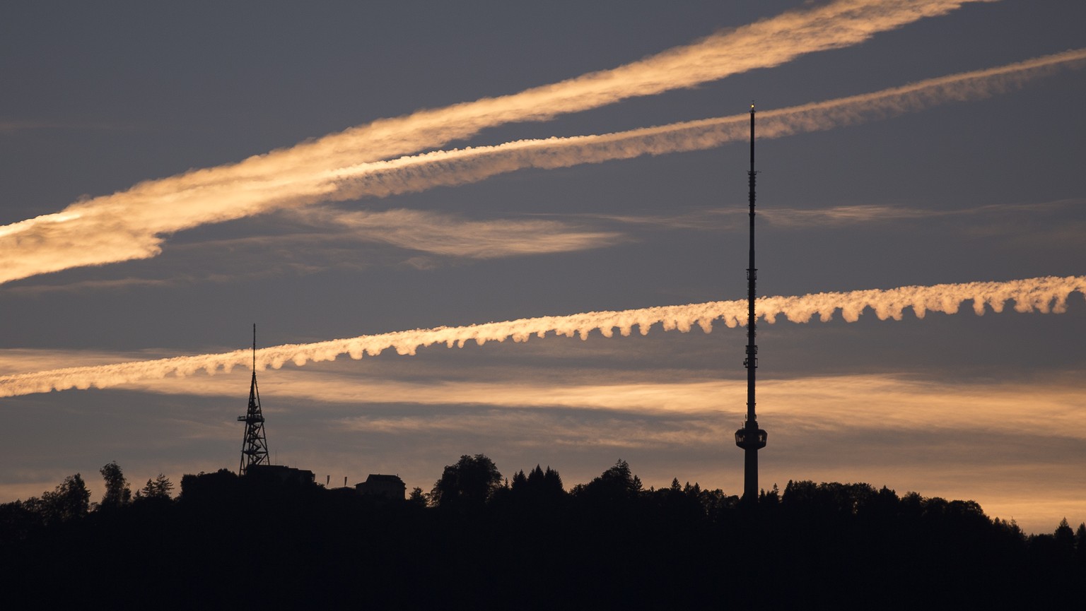 Der Uetliberg, Hausberg von Zuerich, in der Abendstimmung mit Kondensstreifen am Himmel, kurz nach Sonnenuntergang am Freitag, 30. September 2016 in Zuerich. (KEYSTONE/Dominik Baur)