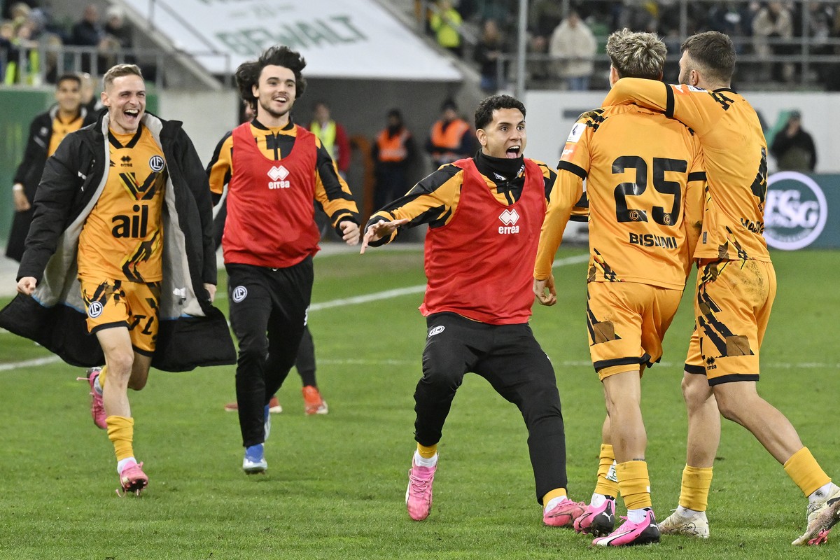 Luganos Team jubelt mit Torschuetze Lukas Watkowiak nach dem 2-3 beim Fussballspiel der Super League FC St. Gallen gegen den FC Lugano im Kybunpark in St. Gallen am Samstag, 9. Maerz 2024. (KEYSTONE/W ...