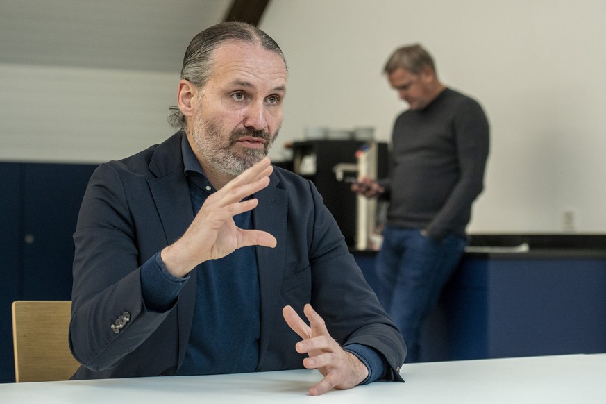 Der Sportchef des FC Luzern, Remo Meyer, links, und der Praesident des FC Luzern, Stefan Wolf, rechts, anlaesslich einer Medienkonferenz des FC Luzern zum Jahresabschluss 2023 im Restaurant Schuetzenh ...