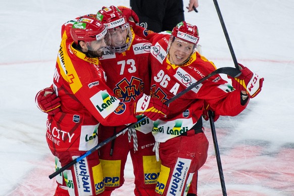 Biels Luca Cunti, Mike Kuenzle und Damien Brunner, von links, feiern den Treffer zum 3-0 im Eishockey Meisterschaftsspiel der National League zwischen dem EHC Biel und dem HC Ambri Piotta, am Sonntag, ...
