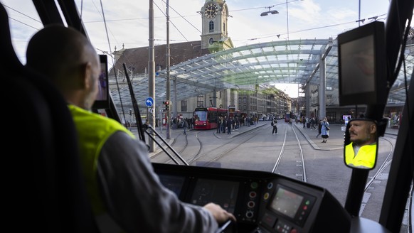 Tramfuehrer Pascal Stucki lenkt das neue Tram Tramlink von Stadler Rail zur Haltestelle unter dem Baldachin auf dem Bahnhofplatz, am Montag, 16. Oktober 2023 in Bern. Ab dem 1. November setzt BERNMOBI ...
