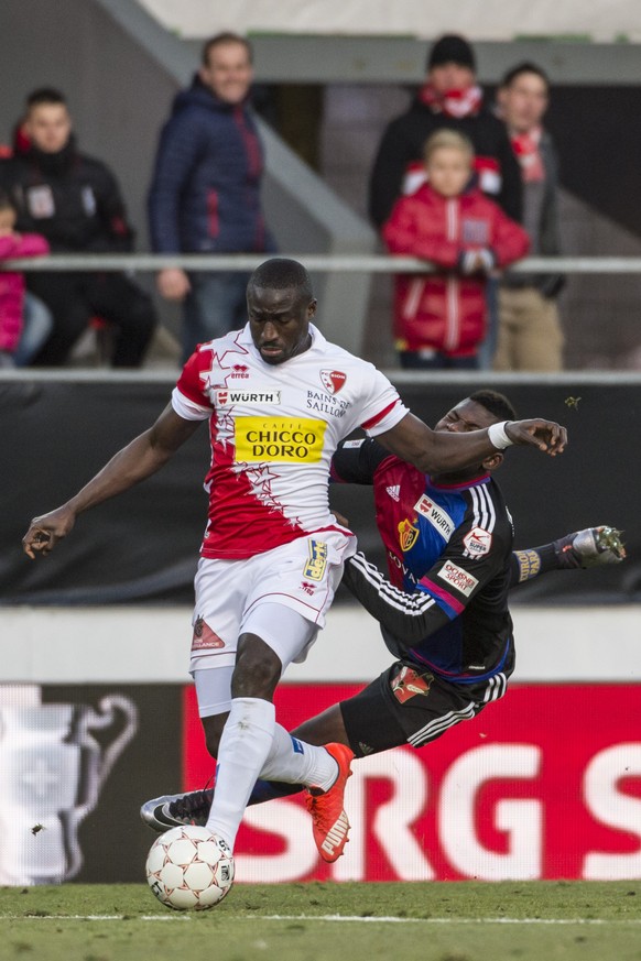 le joueur valaisan Jagne Pa Modou, gauche, lutte pour le ballon avec le joueur balois Breel Embolo, droite, lors de la rencontre de 1/4 de finale de la Coupe Suisse de football entre le FC Sion et le  ...