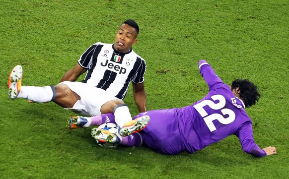 epa06008710 Real Madrid&#039;s Isco (R) in action against Juventus&#039; Alex Sandro (L) during the UEFA Champions League final between Juventus FC and Real Madrid at the National Stadium of Wales in  ...