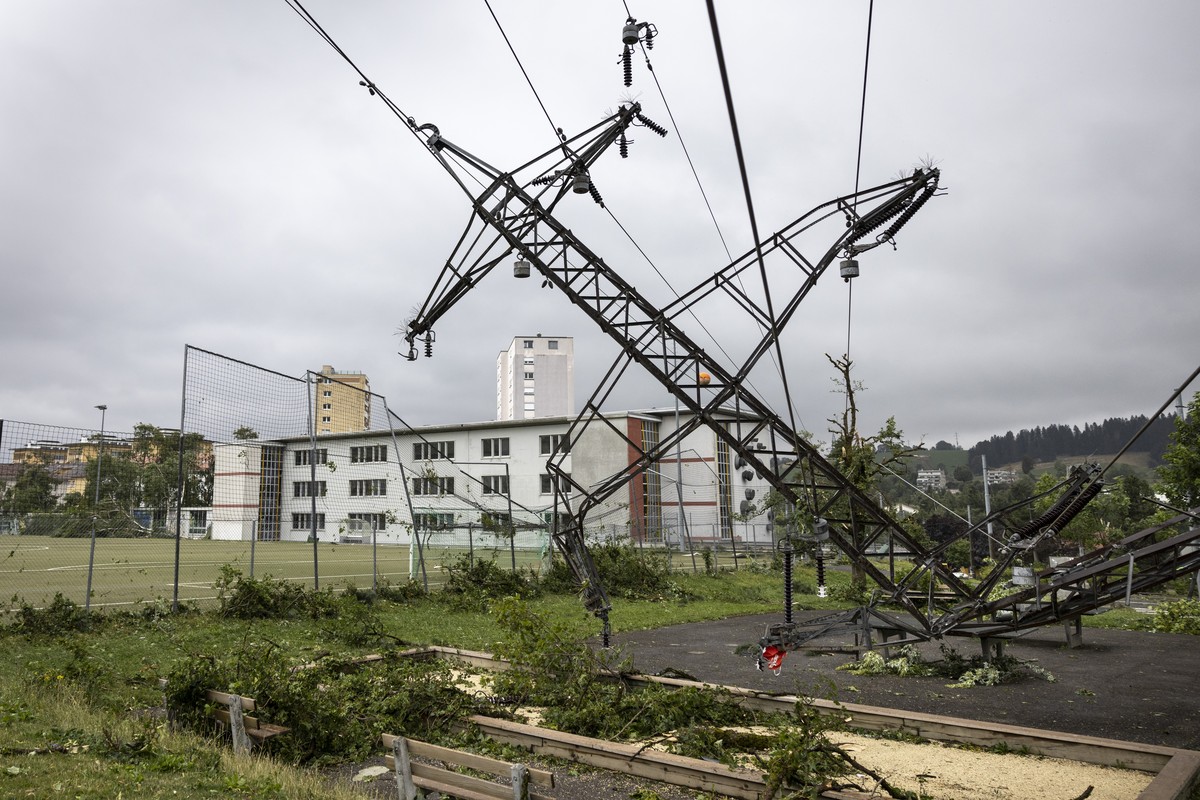Un pylône électrique haute tension tombé au sol.