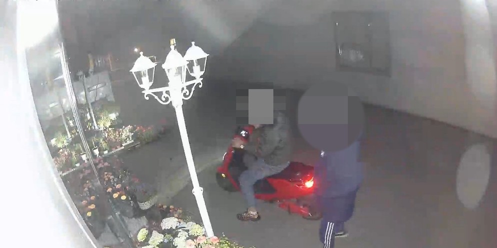 Kurz vor dem Muttertag schlug ein Diebesduo in einem Blumenladen zu.
Ein Blick auf die Aufzeichnung der Überwachungskamera zeigt, das Duo hat die teuersten Pflanze geklaut.