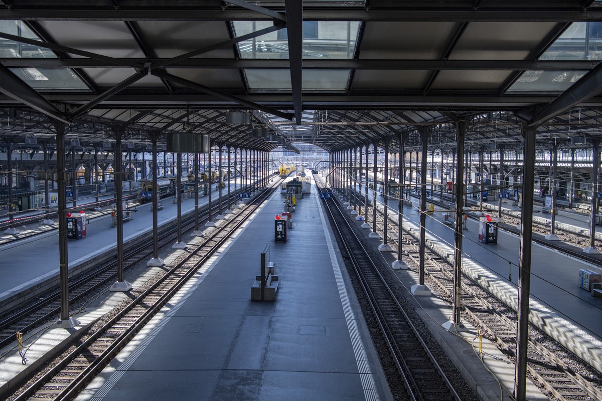 Die leere Bahnhofhalle Luzern, anlaesslich der Bauarbeiten von neuen Weichenverbindungen sowie Sanierungs und Reinigungsarbeiten im und rund um den Bahnhof Luzern am Samstag, 18. Maerz 2023. Durch die ...