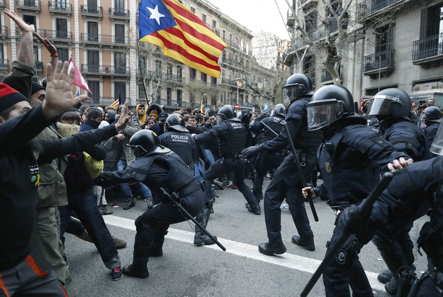 Tausende protestieren in Barcelona gegen Festnahme Puigdemonts – über 50 Verletzte