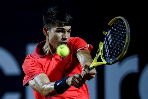 epa08229474 Carlos Alcaraz Garfia of Spain in action against Federico Coria of Argentina during their Rio Open tournament match in Rio de Janeiro, Brazil, 19 February 2020. EPA/ANTONIO LACERDA