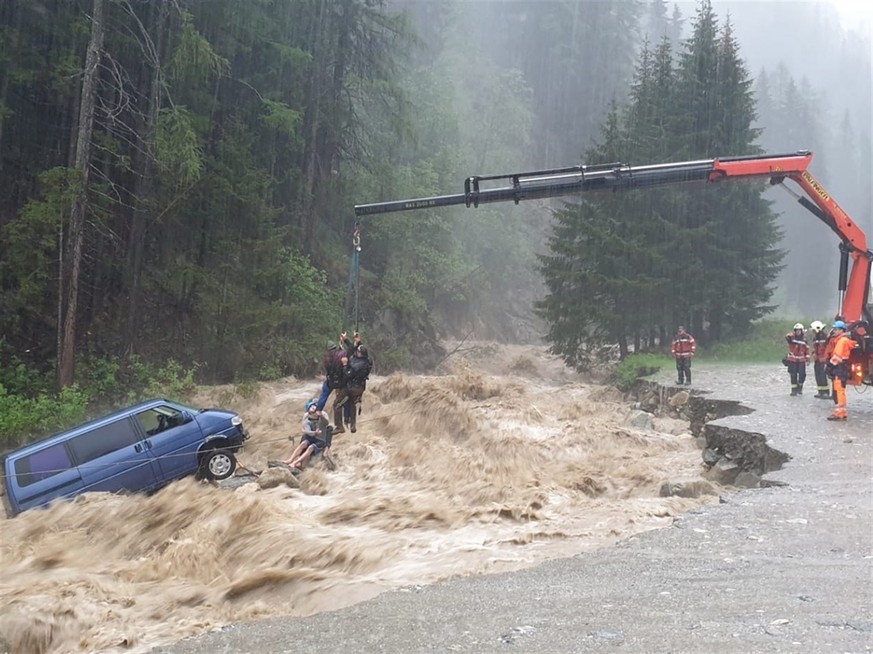 Das in Splügen vom Hüscherabach erfasste Auto.