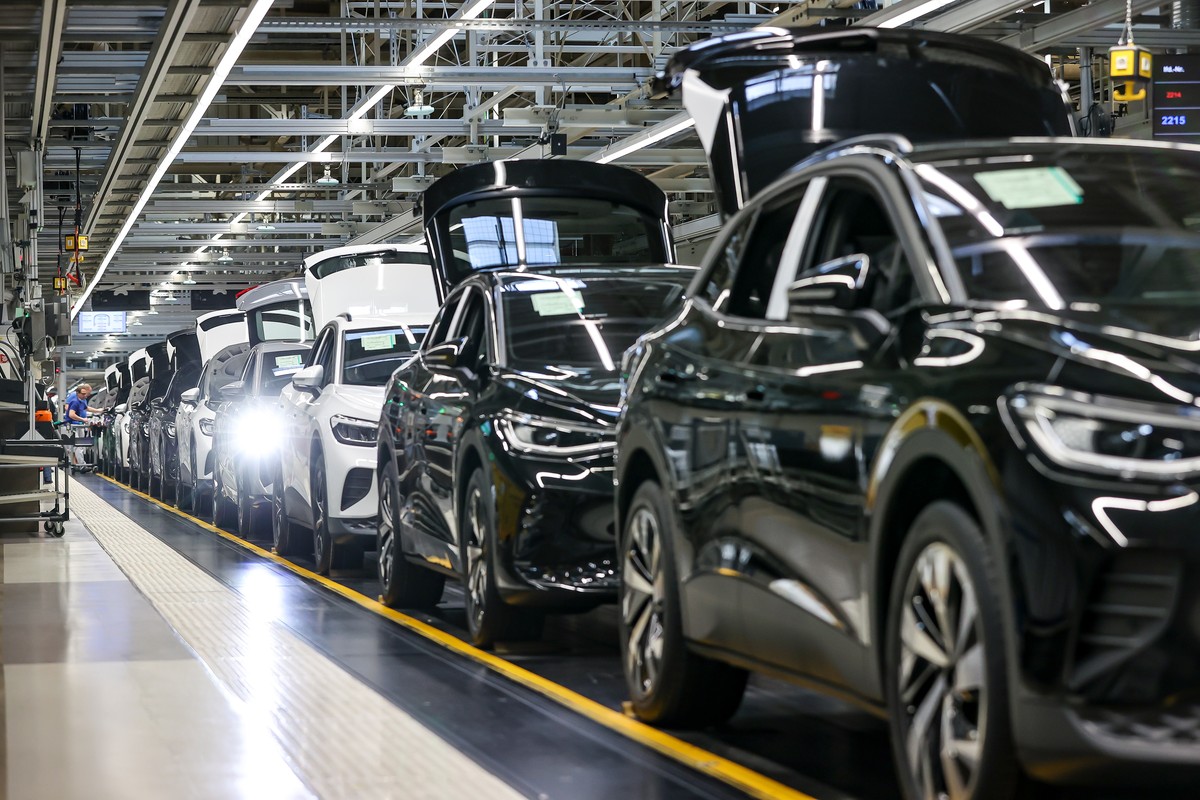 ARCHIV - 26.04.2022, Sachsen, Zwickau: Verschiedene E-Fahrzeuge laufen im Werk von Volkswagen in Zwickau