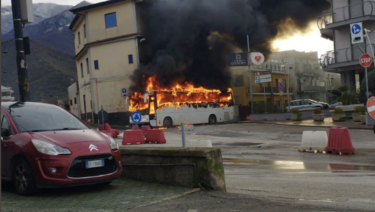 Des groupes d'ultras locaux ont incendié et complètement détruit le car de 50 places qui transportait les fans rivaux de Casertana.