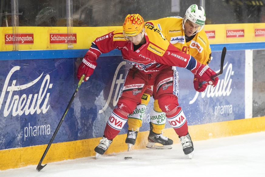 Rapperswils Top Scorer Roman Cervenka, links, im Spiel gegen Langnaus Luca Christen, rechts, im Eishockey Spiel der National League zwischen den Rapperswil Jona Lakers und den SCL Tigers, am Sonntag,  ...