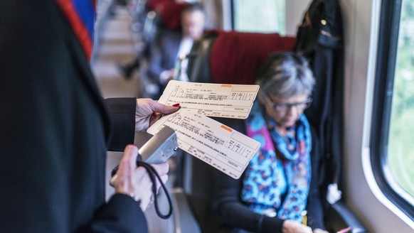 Mit der SBB Zugbegleiterin Priska Portmann im ICN von Zuerich nach Genf. (KEYSTONE/Christian Beutler)