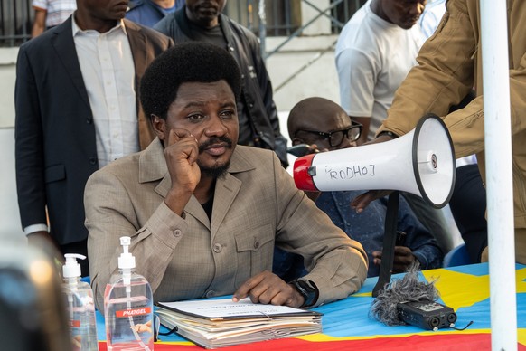 epa11618025 Congolese Minister of Justice Constant Mutamba speaks to inmates about to be released at Makala Prison in Kinshasa, Democratic Republic of Congo, 21 September 2024. Some 729 inmates, inclu ...