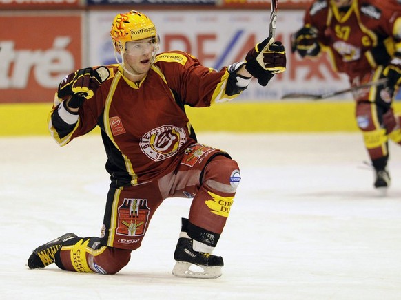 Joie des genevois Juraj Kolnik, centre et Goran Bezina, droite apres avoir marque lors des prologations et deception du bernois Martin Pluess, gauche, lors du match du championnat suisse de hockey sur ...