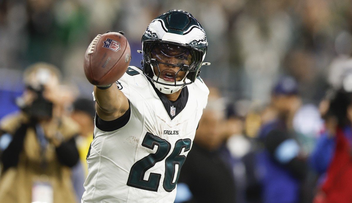 epa11739200 Philadelphia Eagles running back Saquon Barkley reacts after a play during the second half of the NFL game between the Philadelphia Eagles and the Los Angeles Rams in Inglewood, California ...