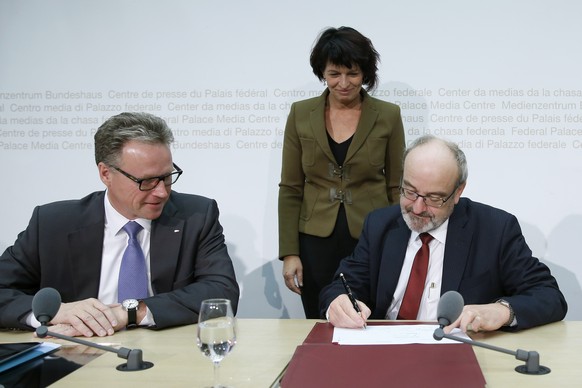 Fritz Schiesser (rechts) mit Andreas Meyer von der SBB und Bundesrätin Doris Leuthard bei der Absichtserklärung zur Umsetzung von Energiesparmassnahmen.