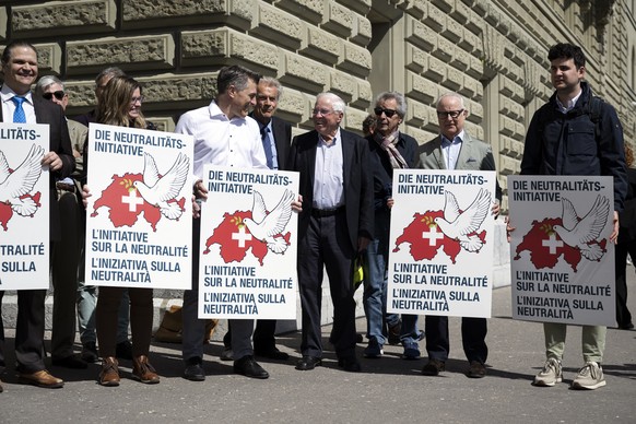 Christoph Blocher, alt Bundesrat und Initiant der Neutralitaetsinitiative, Mitte, lacht zwischen die Unterstuetzer anlaesslich der Einreichung der eidgenoessischen Volksinitiative &quot;Wahrung der sc ...