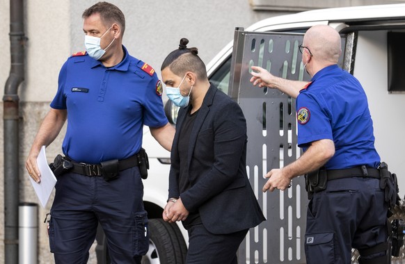 Rapper &quot;Besko&quot; ist auf dem Weg zum Bezirksgericht Uster, am Donnerstag, 20. August 2020. Angeklagt ist er unter anderem wegen eines Ueberfalls auf die Post-Filiale in Duebendorf ZH im Februa ...