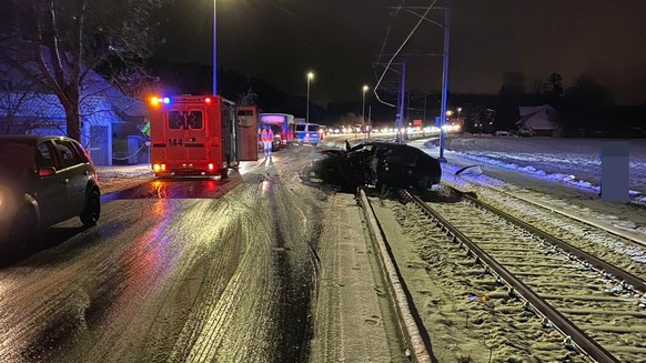 Ein Lastwagen-Anhänger bugsierte dieses Auto auf die Geleise.