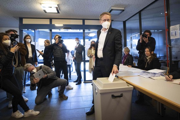 Daniel Gunther (CDU), Minister President of Schleswig-Holstein and top candidate for his party, casts his vote at the Stadtwerke Eckernf&#039;rde polling station, in Eckernforde, Germany, Sunday, May  ...