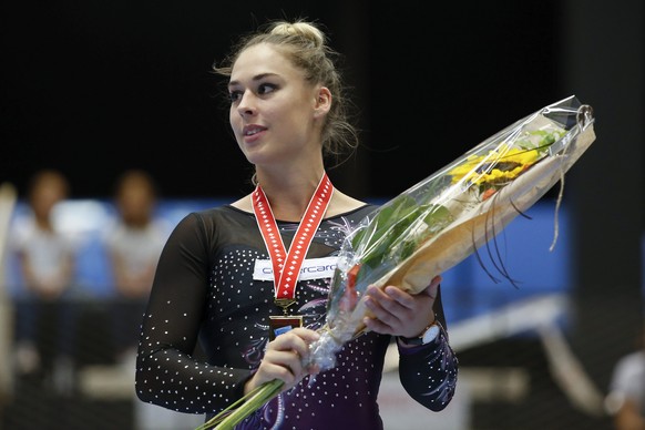 Die Schweizer Meisterin Giulia Steingruber steht bei der Siegerehrung auf dem Podium, bei den Schweizer Meisterschaften im Kunstturnen, am Samstag, 7. September 2019 in Romont. (KEYSTONE/Peter Klaunze ...