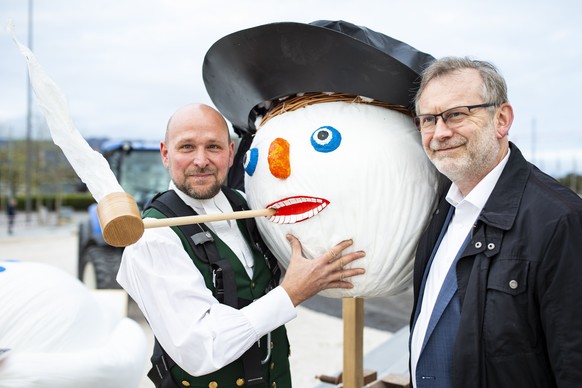 Boeoegg-Bauer Lukas Meier (links) und Grossmuensterpfarrer und Reformationsbotschafter Christoph Sigrist (rechts) mit Boeoegg-Kopf und dem «Zwingli-Hut» fotografiert auf dem Sechselaeutenplatz am Mont ...