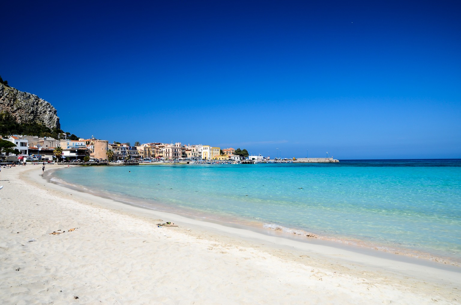 An einem schönen Herbsttag dem türkisblauen Meer in Mondello entlang laufen.