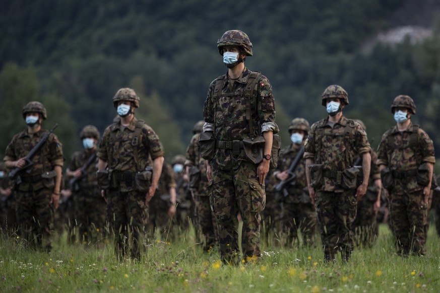 Soldaten mit Schutzmaske bei der Faehnenuebergabe des Infateriebataillons 65 der Schweizer Armee, am Dienstag, 16. Juni 2020, in Walenstadt. Das Bataillon beendet heute als letztes der Schweizer Armee ...