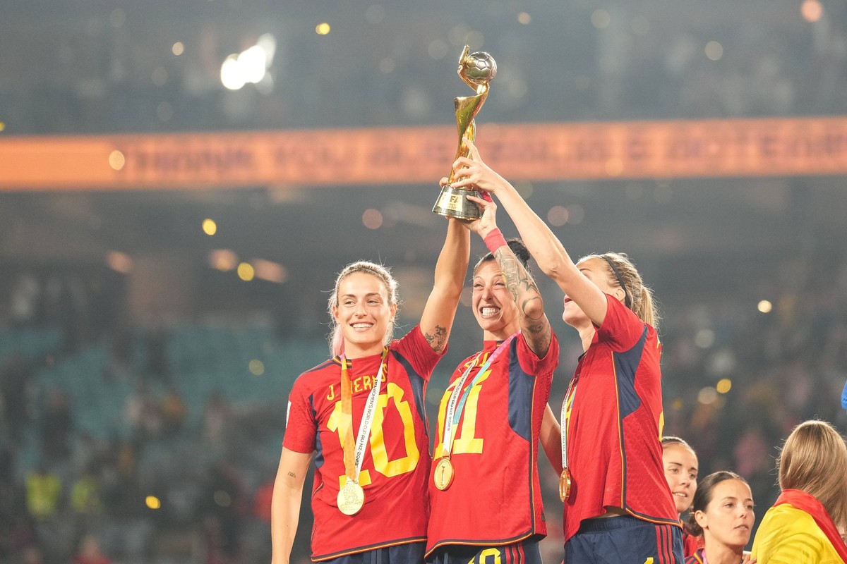 Spain v England: Final - FIFA Women s World Cup Australia &amp; New Zealand 2023 Jennifer Hermoso C of Spain holds the FIFA Women s World Cup Trophy following victory in the FIFA Women s World Cup Aus ...