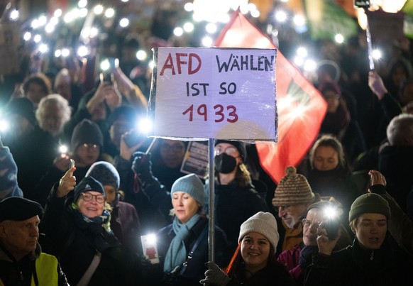 26.01.2024, Hessen, Frankfurt/Main: Mehrere tausend Menschen demonstrieren in Frankfurt gegen Rechtsextremismus und die AfD. Dabei steht auf einen Plakat �AFD W�hlen ist so 1933�. Foto: Boris Roessler ...