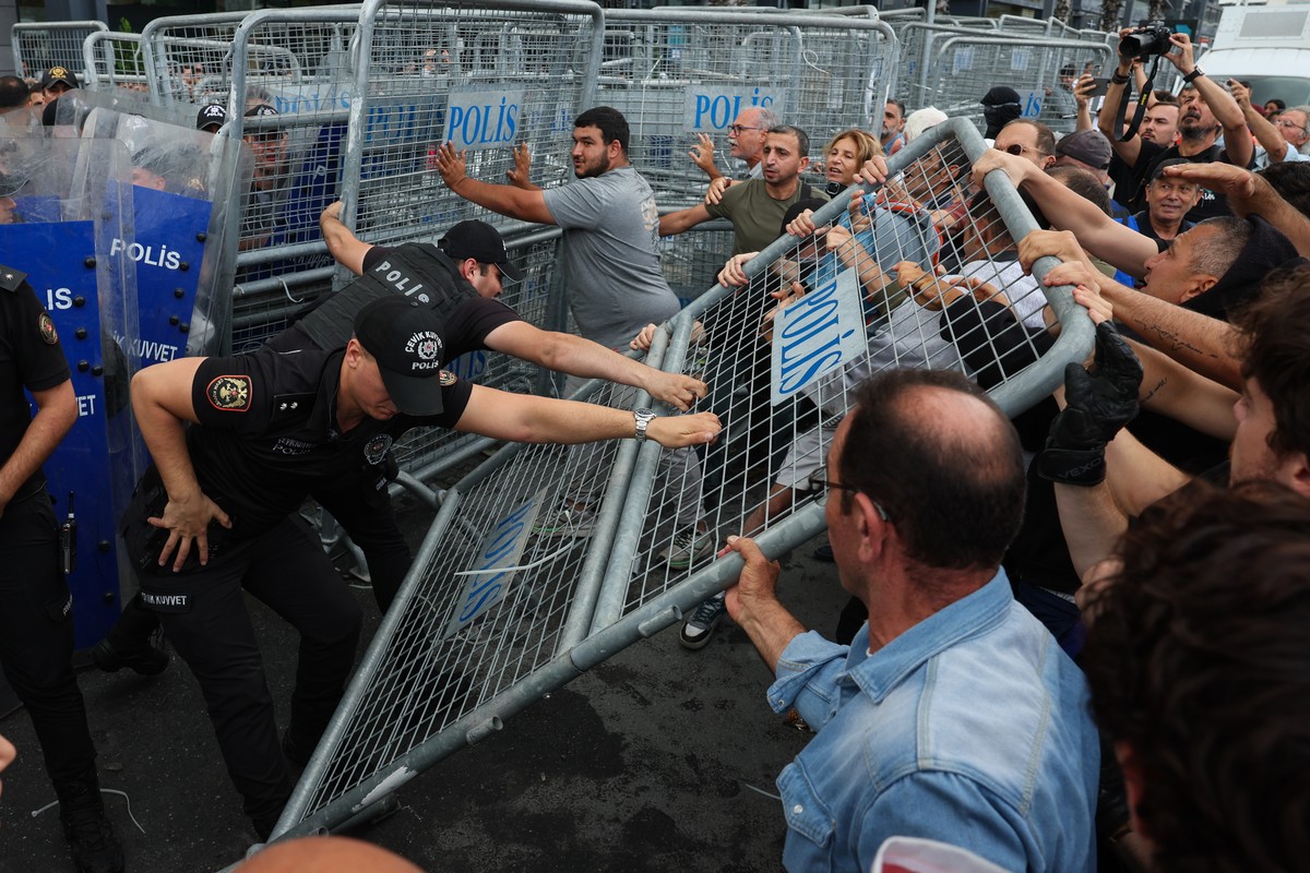 epaselect epa12361985 Turkish police block protesters as they set up barricades in front of the country's main opposition, the Republican People's Party (CHP) headquarters in Istanbul, Turke ...