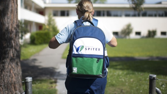 ARCHIV - ZUM NATIONALEN SPITEX-TAG UNTER DEM MOTTO "GUTE PFLEGE HEISST: INNOVATION" STELLEN WIR IHNEN FOLGENDE ARCHIVBILDER ZUR VERFUEGUNG - Die Spitex Pflegefachfrau Helene Widrig auf dem W ...