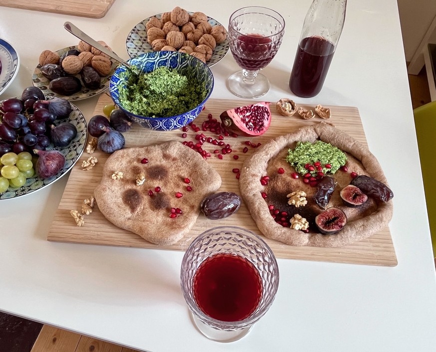 Wir kochen eine 2000-jährige Pizza aus Pompeji. 
F yeah. 
Eine römische Pizza. Literally.