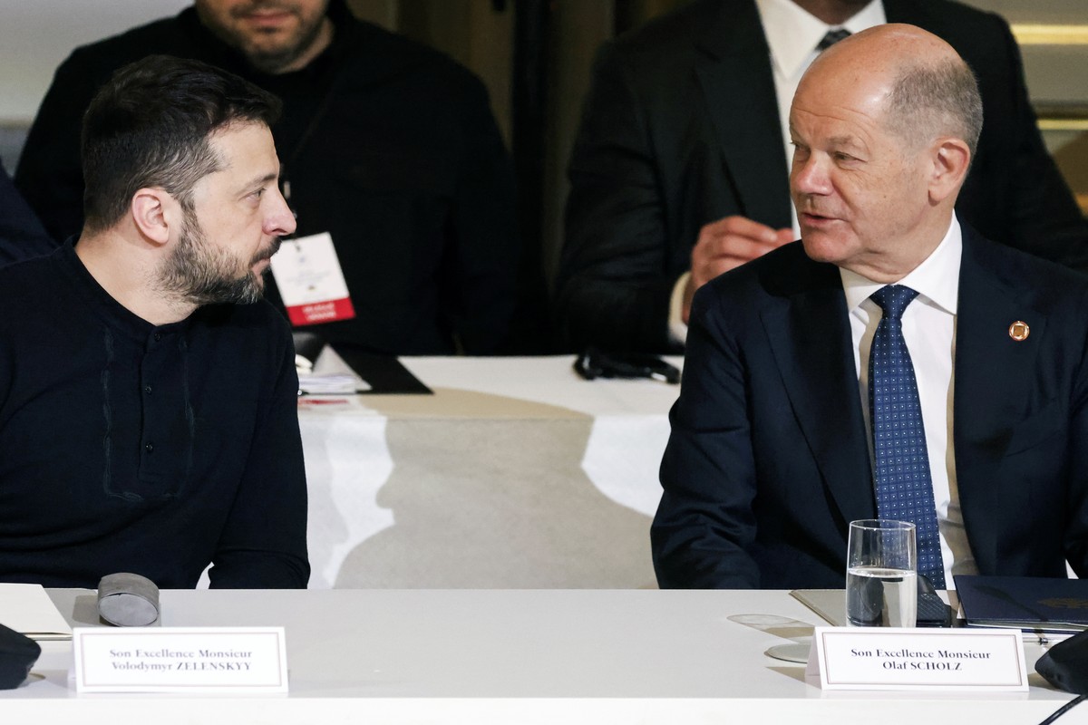 epa11991403 Germany's Chancellor Olaf Scholz (R) speaks with Ukraine's President Volodymyr Zelensky during a meeting as part of the 'Coalition of the Willing summit at the Elysee Palace ...