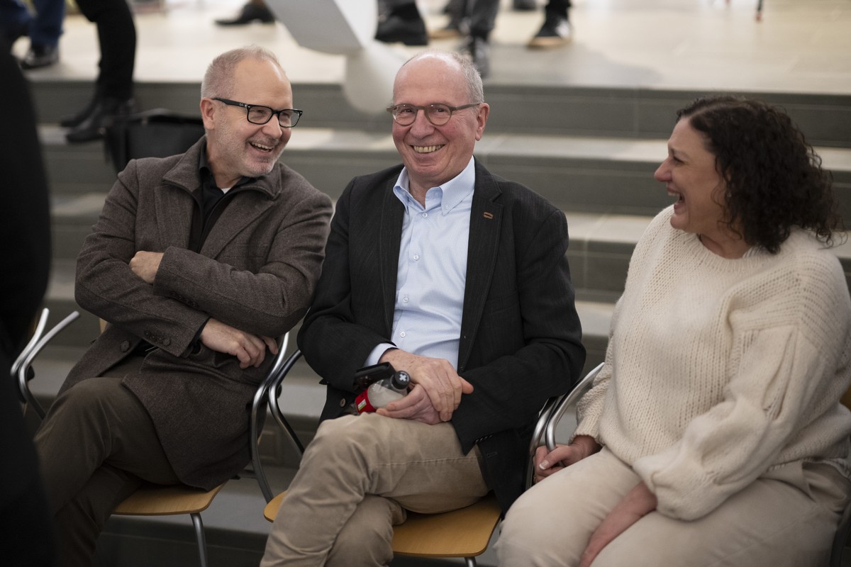 Der zuruecktretende Regierungsrat Stefan Koelliker (SVP) und der bereits zurueckgetretene Freddy Faessler (SP) mit Frau Silvie, von links, am Sonntag, 3. Maerz 2024, im Pfalzkeller in St. Gallen. Im K ...