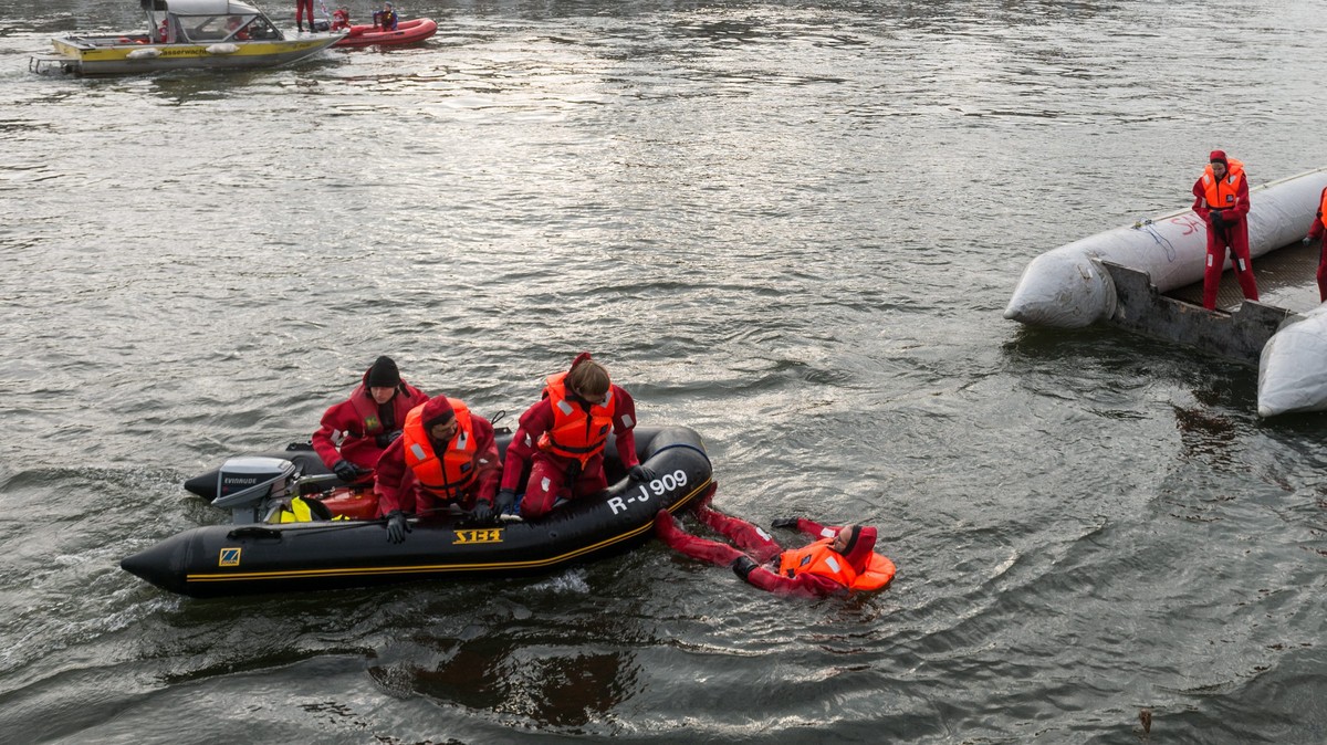 epa05628275 Crew members with the refugee initiative 'Sea Eye' take part in a rescue drill on the Danube river in Regensburg, Germany, 12 November 2016. The organization reports that the Ger ...