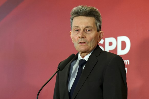 epa11780423 The parliamentary group leader of Germany's Social Democratic Party (SPD) Rolf Muetzenich takes part in the meeting of the German Bundestag on the vote of confidence in the Chancellor ...