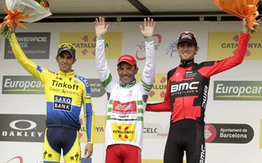 Joaquim Rodriguez (mitte) sichert sich den Gesamtsieg mit hauchdünnem Vorsprung.