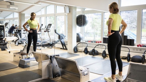 Eine Frau trainiert ohne eine Gesichtsmaske im Pitsch Fitness Center in Adliswil, aufgenommen am Donnerstag, 17. Februar, 2022. Der Bundesrat hebt per Donnerstag fast alle Corona-Massnahmen auf. Dazu  ...